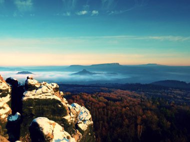 Sonbahar trek, kayalar ilk taze karla kaplı dondurma. 