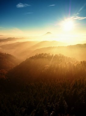 Puslu sabah güzel bir Hills. Renkli bulutların geçiş.