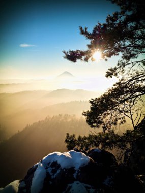 İlk toz kar örtüsü Vadisi Parkı yukarıda kumtaşı buzlu. Ağır Sis Vadisi feryat view point. Soğuk sonbahar sisli hava Körüğü. 