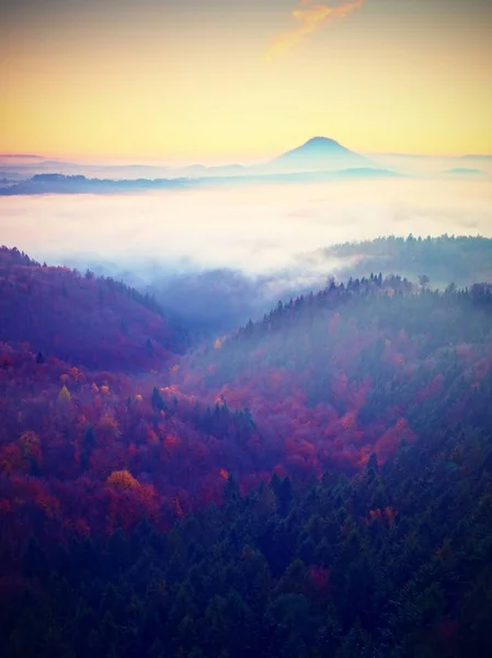 Mlhavé svítání v krásných kopcích. Stupňování barevné mraky. — Stock fotografie