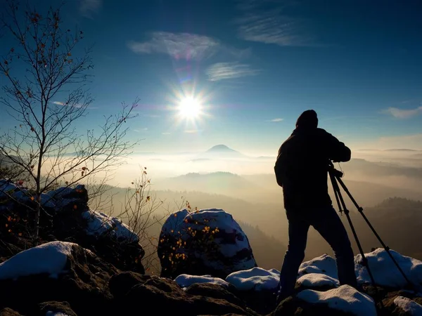 Fotógrafo tira foto de congelamento paisagem outonal — Fotografia de Stock