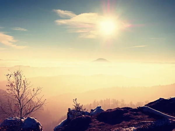 Chilly autumnal foggy weather, rocks under first snow. — Stock Photo, Image