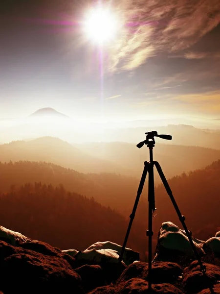 Stativ auf dem Gipfel bereit zum Fotografieren. Scharfe Herbstberge — Stockfoto