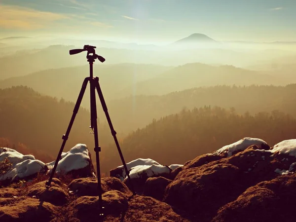 Stativ na vrcholu připraven k fotografování. Ostré podzimní hory — Stock fotografie