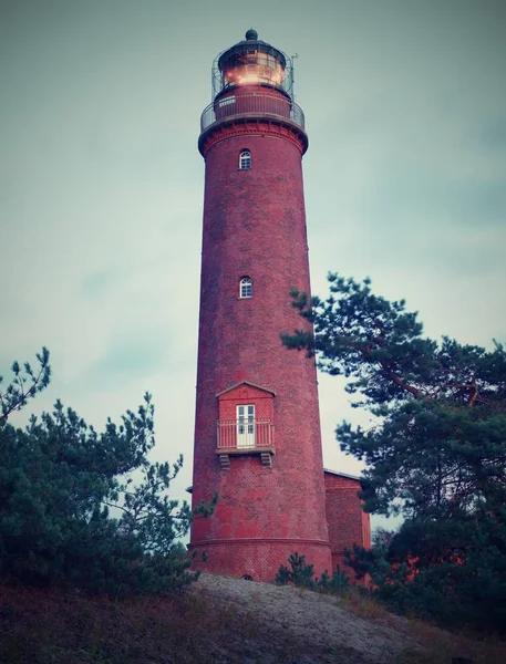 Antiguo faro sobre dunas y pino antes del atardecer . —  Fotos de Stock