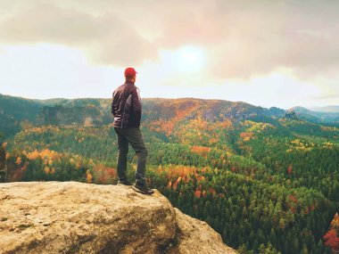 Turist Rehberi siyah. Uzun yürüyüşe çıkan kimse spor giyim ile Görünüm noktası sonbahar renkleri Vadisi üzerinde durmak. 