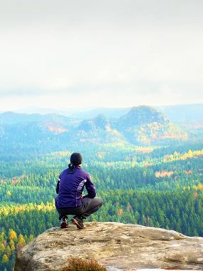 Turist Rehberi siyah. Uzun yürüyüşe çıkan kimse spor giyim ile Görünüm noktası sonbahar renkleri Vadisi üzerinde durmak. 