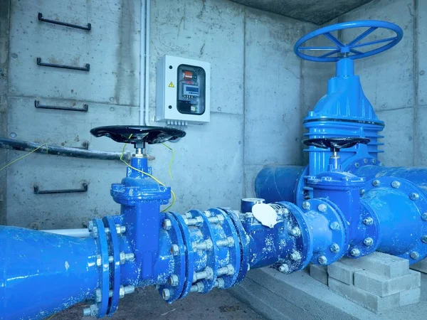 City vatten av dricksvattenkvalitet pipeline i konkreta axlar med 500mm Gate valve — Stockfoto