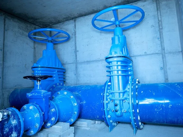 Stadtwasserleitung, Wasserversorgungsunternehmen. Unterirdischer Betonschacht — Stockfoto