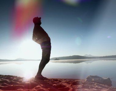 Sporcu adam geri bükme. Eğil ve koşu sabah içinde sırt kasları germek 