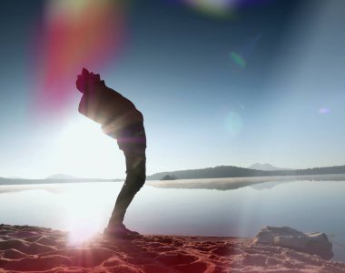 Sporcu adam geri bükme. Eğil ve koşu sabah içinde sırt kasları germek 