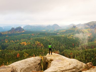 Ayna kamera ve tripod kaya tepe üzerinde çalışma fotoğrafçı. Rüya gibi adamlara manzara