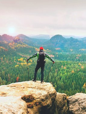 Turist Rehberi Polonyalılar el ve ağır sırt çantası ile zirvesinde. Uzun yürüyüşe çıkan kimse yeşil jakcet nad kırmızı kap