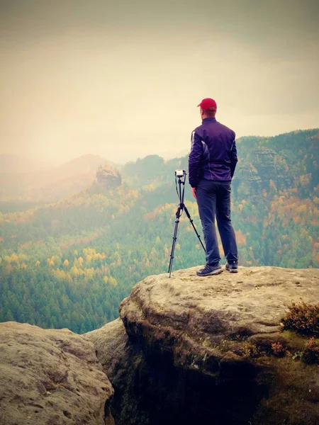 Fotógrafo amador preparar câmera para tirar fotos impressionantes de montanhas nebulosas queda — Fotografia de Stock