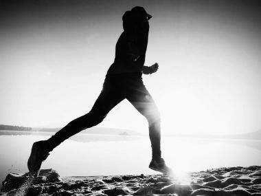 İnce genç fitness adam plaj, tropikal iz runner runner. Neşeli sporcu kumsalda koşmak
