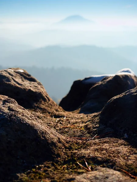 Rocky topp ovanför inverse dimma. Vinter kallt väder i bergen, färgglada dimma. Misty valley — Stockfoto