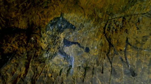 Découverte de la peinture préhistorique du cheval dans une grotte de grès. Pleins feux sur la peinture humaine historique. Chevaux en carbone noir sur un mur de grès. Peinture de chasse, tableau préhistorique 
