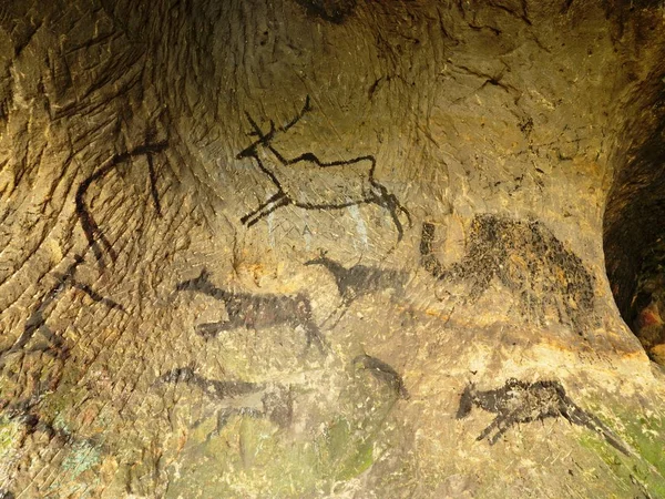 Descubrimiento de pintura prehistórica de caza de cavernícolas en cueva de arenisca. Pintura de caza humana —  Fotos de Stock