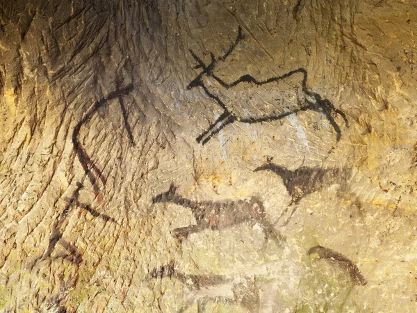 Descubrimiento de pintura prehistórica de caza de cavernícolas en cueva de arenisca. Pintura de caza humana —  Fotos de Stock