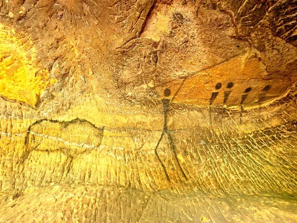 Vadászat bivaly. Festék emberi vadászat homokkő falon, őskori kép. Fekete szén-dioxid-absztrakt — Stock Fotó