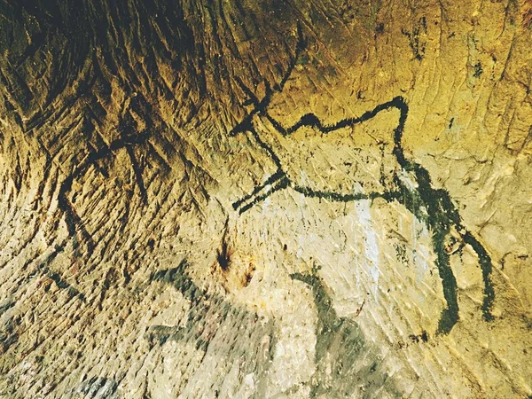 Cavernícola símbolos en la pared de piedra arenisca. Pintura de caza humana, cuadro prehistórico . — Foto de Stock