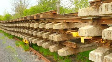 Depo arabasında uyuyanlar stok kullanılan. Eski, kirli ve paslı tren istasyonu yeniden inşası sonra depolanan beton ve ahşap demiryolu bağları kullanılan. Geri dönüşüm için döküm çelik raylar taşıyacak