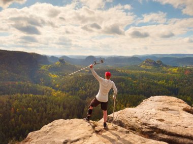 Uzun yürüyüşe çıkan kimse kulübe diz. Birleşim Immobilizer bacağından adamla Zirvesi ve zam tıp cruth başının üstünde kalsın.