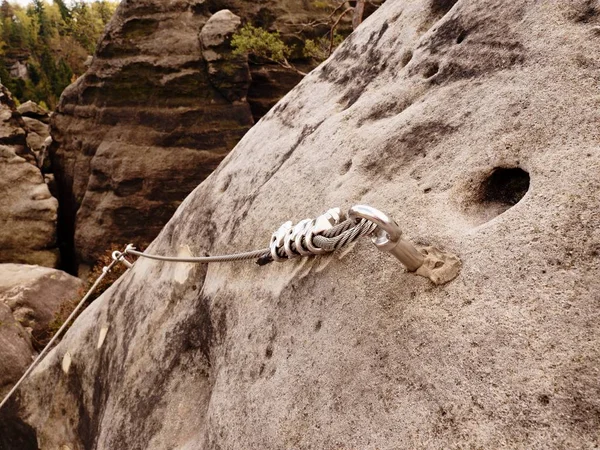 Iron twisted rope stretched between rocks in climbers patch via ferrata.  Rope fixed in rock — Stock Photo, Image