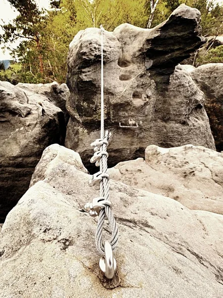 Cuerda retorcida de hierro estirada entre rocas en parche escaladores vía ferrata. Cuerda fijada en roca —  Fotos de Stock