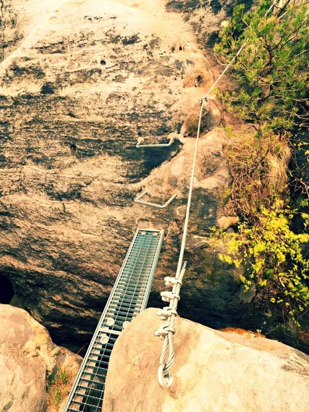 Rampa de hierro en roca, escalera turística. Cuerda retorcida de hierro fijada en bloque. Camino escaladores vía ferrata . —  Fotos de Stock