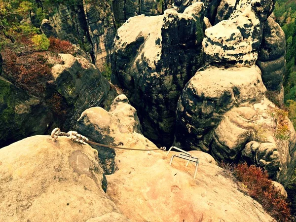 登山阶梯。铁扭绳固定在块中的螺丝钩。绳端锚定到砂岩岩. — 图库照片