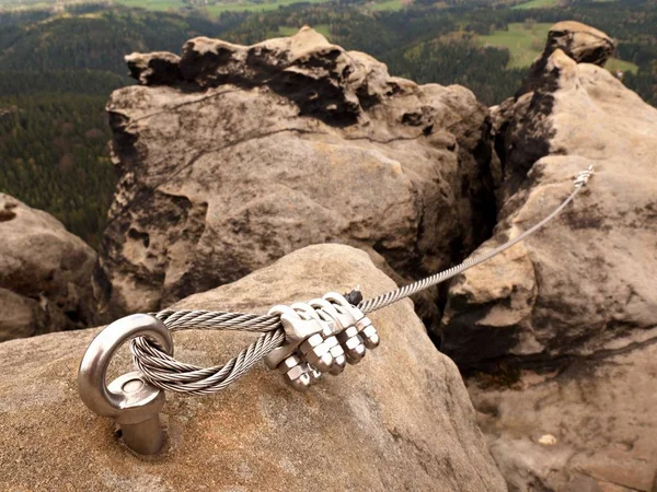 鉄はツイスト ロープ ヴィア フェラータ登山パッチで岩の間です。岩に固定ロープ — ストック写真