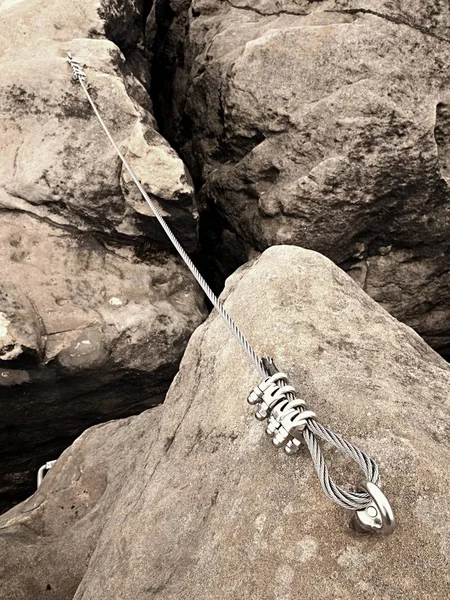 The end knot  of steel rope. Climbers path via ferrata. Steel bolt anchor eye — Stock Photo, Image