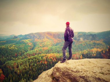 Kumtaşı kaya kaya empires park ve izle doruk üzerinde durabilen tek başına kırmızı bere uzun yürüyüşe çıkan kimse