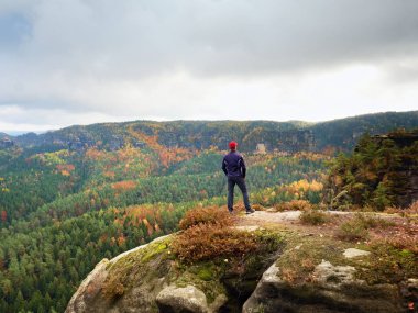 Kumtaşı kaya kaya empires park ve izle doruk üzerinde durabilen tek başına kırmızı bere uzun yürüyüşe çıkan kimse