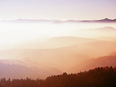 Büyük bir yuvarlak tepe üzerinde görünümü güzel muhteşem manzarası