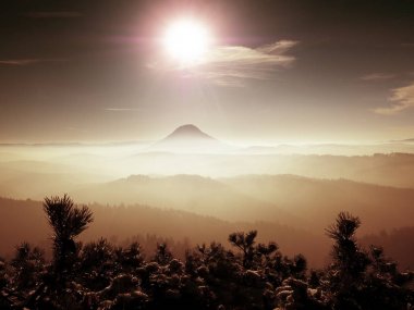 Sonbahar trek, kayalar ilk taze karla kaplı dondurma. 