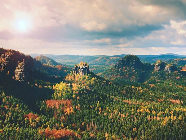 Jesienny sunrise w pięknej górskiej. Piaskowiec szczyty zwiększono z mgły — Zdjęcie stockowe