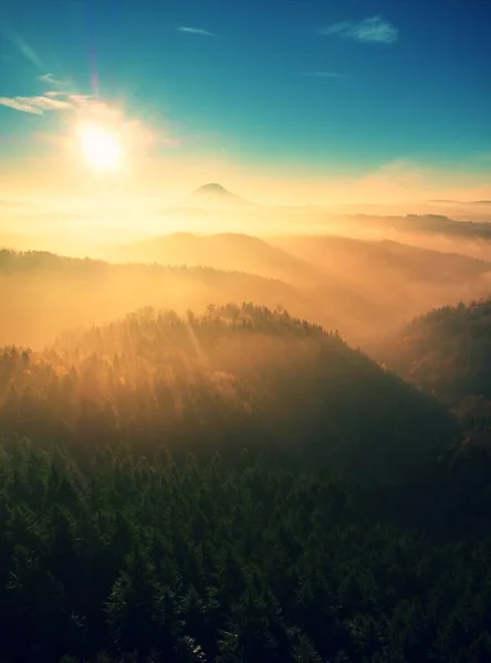 Chilli day in rocks. Rocky peak of mountain in winter day. — Stock Photo, Image