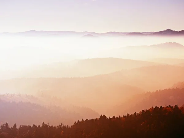 Vista sobre una gran colina redondeada hermosa vista fantástica — Foto de Stock