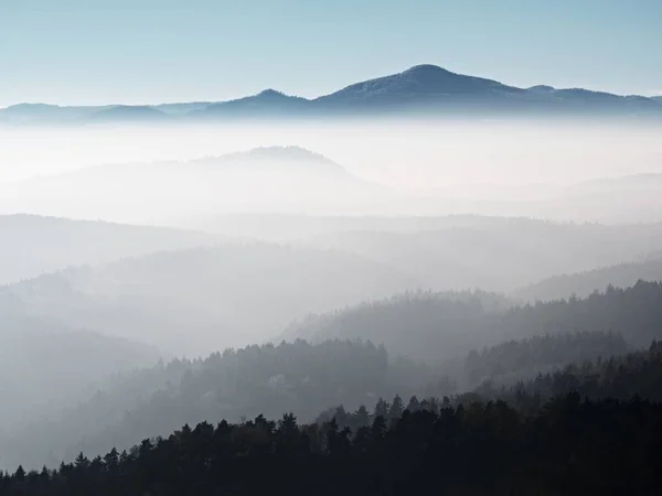 Lever de soleil panoramique dans les montagnes, gradation de la brume colorée — Photo