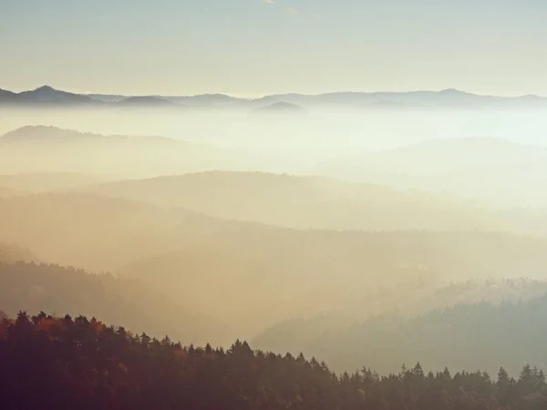 Scenic Wschód w górach, stopniowanie kolorowe mgły — Zdjęcie stockowe