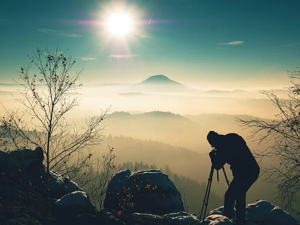 写真家は、凍結の秋の風景の写真を撮る — ストック写真