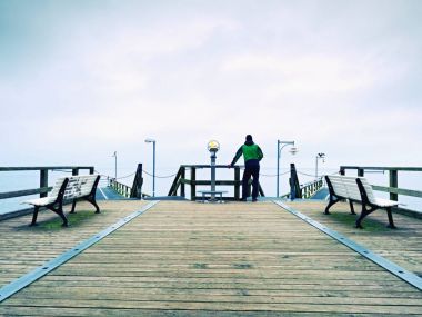 Köstebek, adam sonbahar sisli sabahı. Küpeşte, turizm.