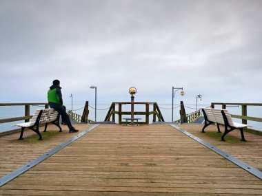 Köstebek, adam sonbahar sisli sabahı. Küpeşte, turizm.