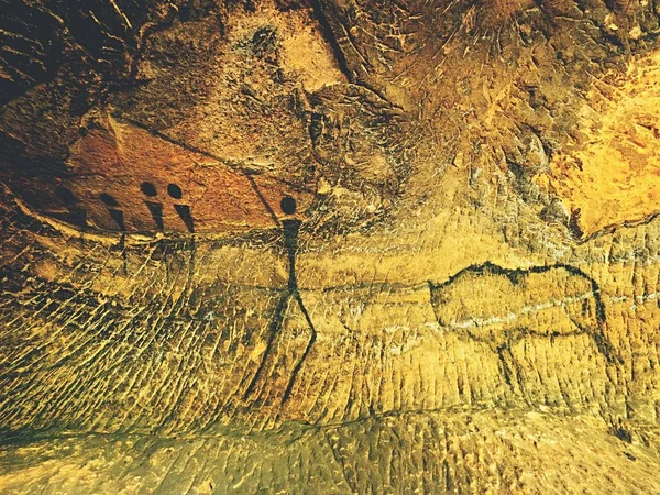 Pintura de caza humana en la pared de arenisca, cuadro prehistórico. Arte abstracto negro en cueva de arenisca . —  Fotos de Stock