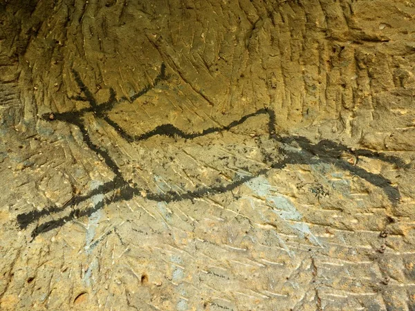 Pintura de carbono negro de ciervos en la pared de arenisca, cuadro prehistórico. Arte abstracto en cueva — Foto de Stock