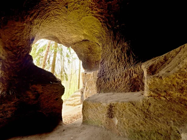 Fine della grotta, entrare in grotte sotterranee e catacombe. Il viaggio sotterraneo — Foto Stock