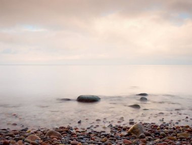 Ufuktan, kıyı, yansıtan romantik günbatımı akşam deniz pürüzsüz, kavram seyahat