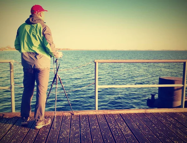 Hombre, fotógrafo tomando fotos en el lago al atardecer. Fotógrafo Hobby de vacaciones . —  Fotos de Stock